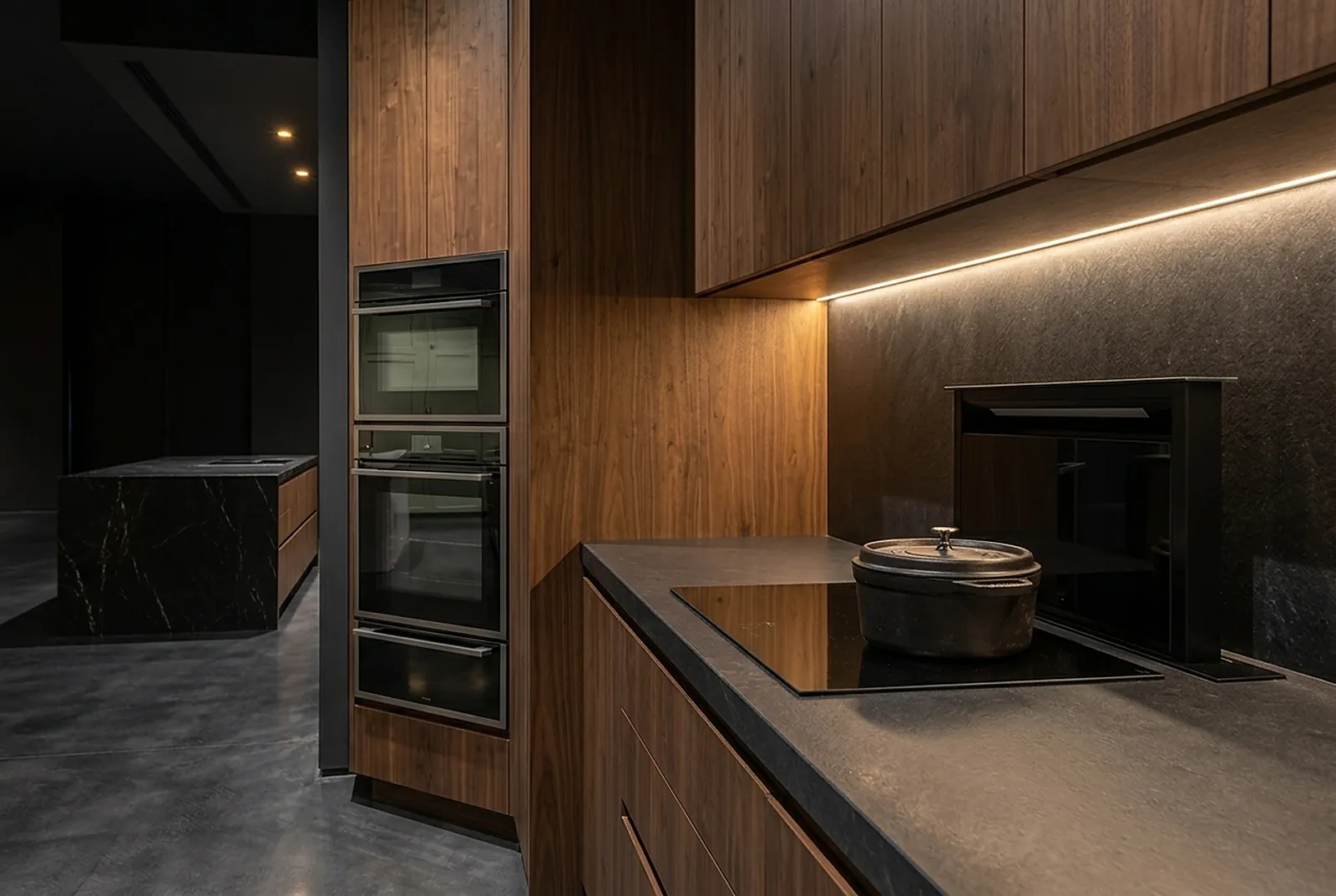 Integrated ovens and induction hob in walnut