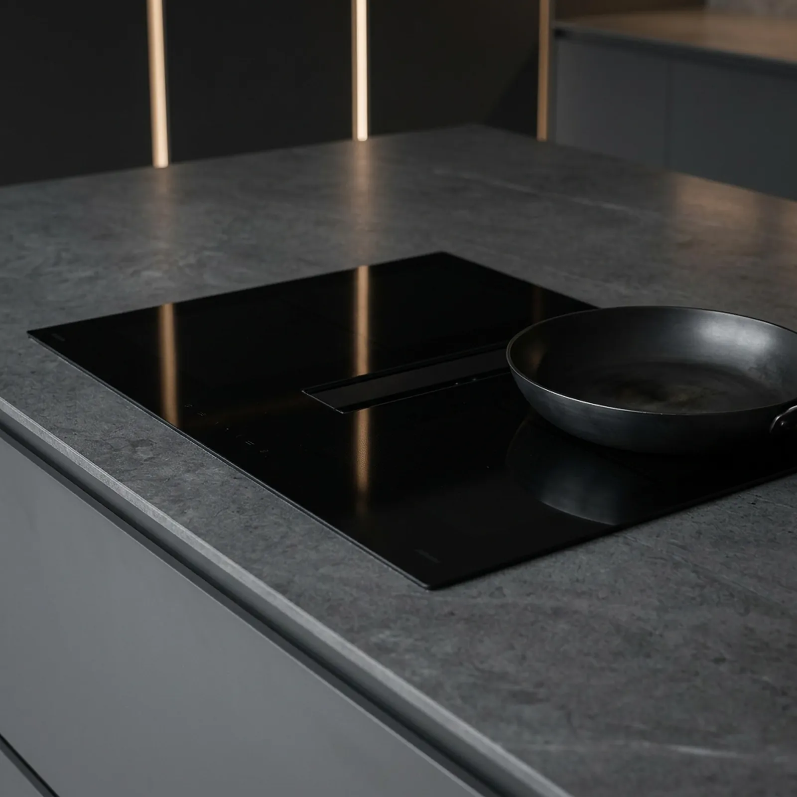 Flush induction hob in a thin stone worktop